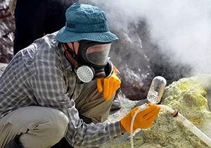 Gas sampling of fumaroles